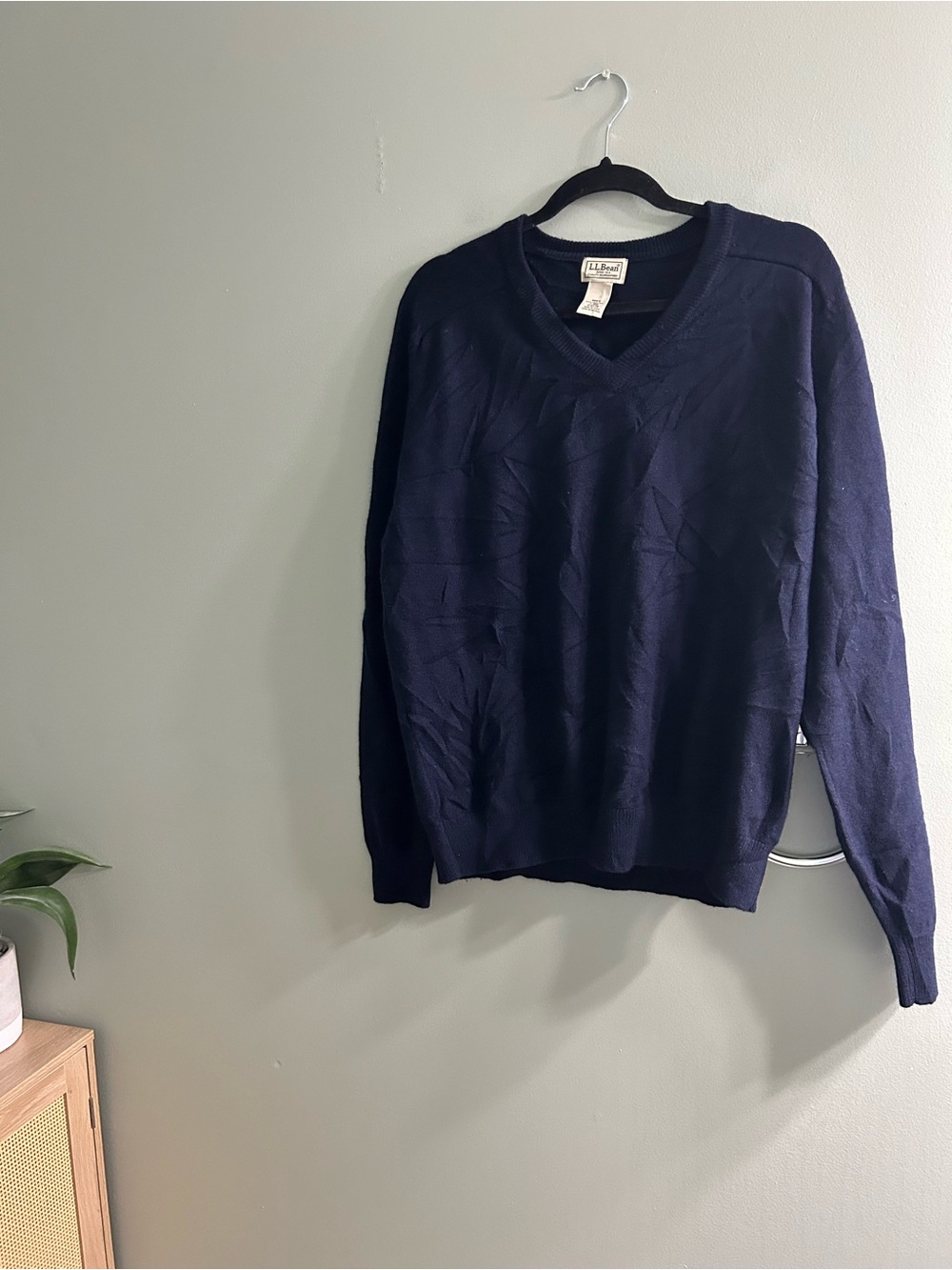 L.l. Bean men’s navy blue 100% lambswool v neck sweater